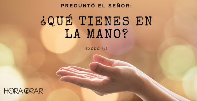 manos estendidas. Éxodo 4:2