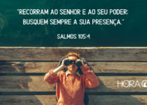 Menina deitada em deque com binóculos. Salmos 105:4