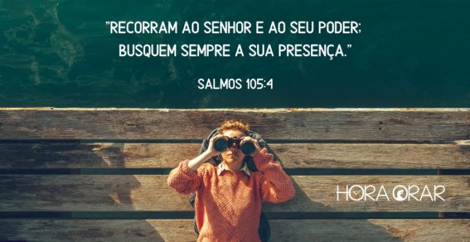 Menina deitada em deque com binóculos. Salmos 105:4