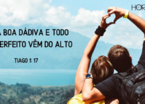 Casal faz um coração com as mãos levantadas para o céu. Tiago 1: 17