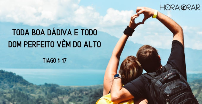 Casal faz um coração com as mãos levantadas para o céu. Tiago 1: 17