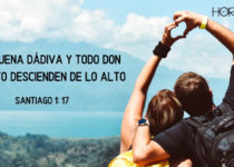 Pareja hace un corazon con las manos en el cielo. Santiago 1: 17