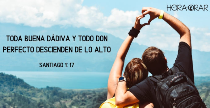 Pareja hace un corazon con las manos en el cielo. Santiago 1: 17