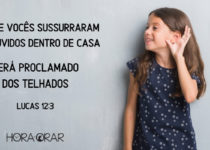 Menina faz sinal de escutar com a mão no ouvido. Lucas 12: 3