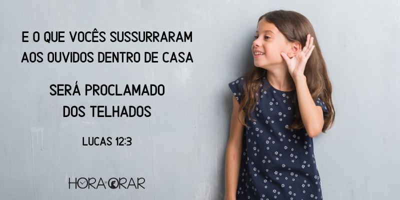 Menina faz sinal de escutar com a mão no ouvido. Lucas 12: 3