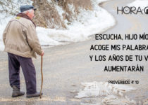Un anciano camina sobre una calle helada. Proverbios 4: 10