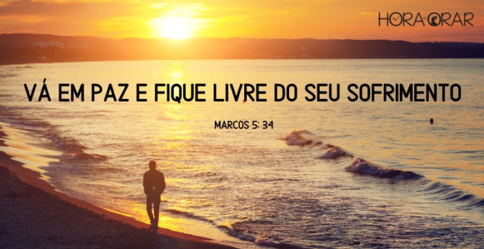 Homem anda na praia em por do sol. Marcos 5:34