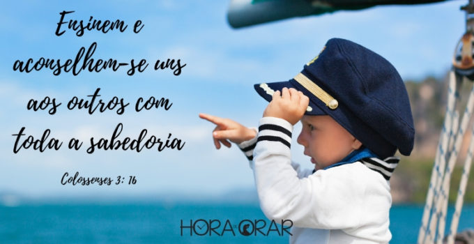 Uma criança vestida de capitão em um barco. Colossenses 3:16