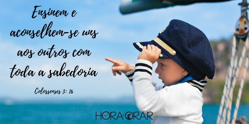 Uma criança vestida de capitão em um barco. Colossenses 3:16