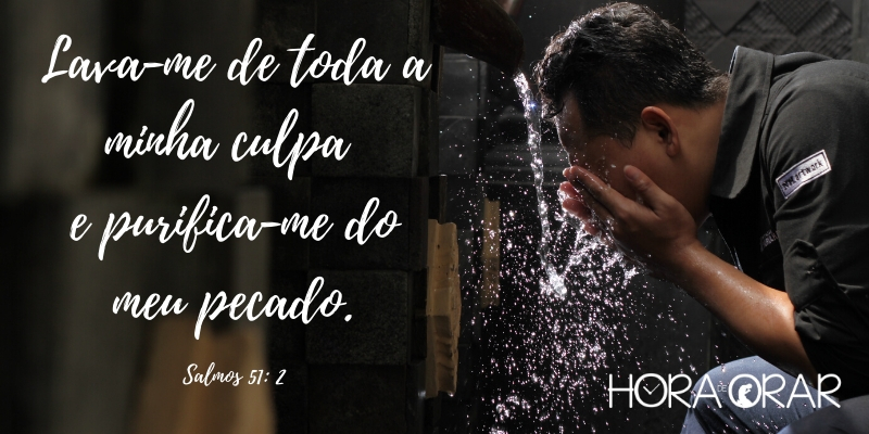 Homem lava o seu rosto com abundante agua. Salmos 51:2