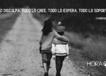 Niños caminan abrazados por una carretera de tierra. 1 Coríntios 13: 7