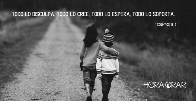 Niños caminan abrazados por una carretera de tierra. 1 Coríntios 13: 7