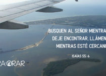 Avión sobrevuela el mar. Isaías 55: 6