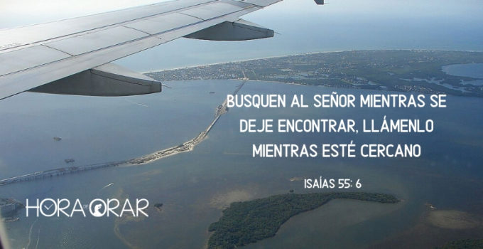 Avión sobrevuela el mar. Isaías 55: 6