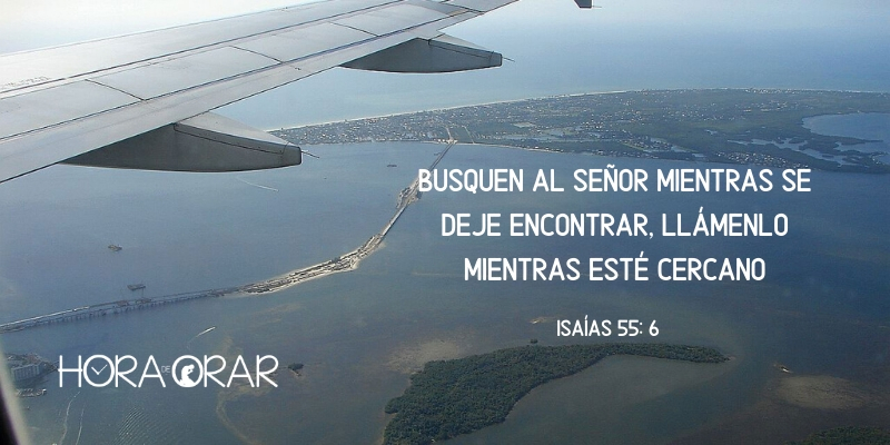 Avión sobrevuela el mar. Isaías 55: 6