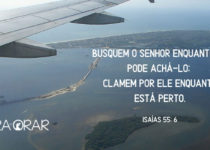 Asa de um avião sobrevoando o mar. Isaías 55: 6