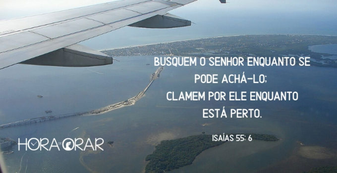 Asa de um avião sobrevoando o mar. Isaías 55: 6