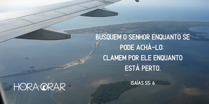 Asa de um avião sobrevoando o mar. Isaías 55: 6