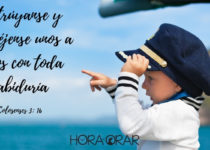 Un niño vestido de capitán a bordo de un barco. Colosenses 3:16