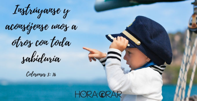 Un niño vestido de capitán a bordo de un barco. Colosenses 3:16