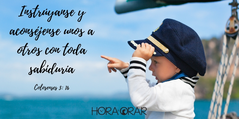 Un niño vestido de capitán a bordo de un barco. Colosenses 3:16