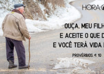 Um idoso caminhando em rua fria. Proverbios 4:10