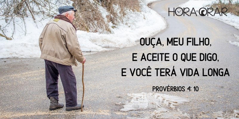 Um idoso caminhando em rua fria. Proverbios 4:10