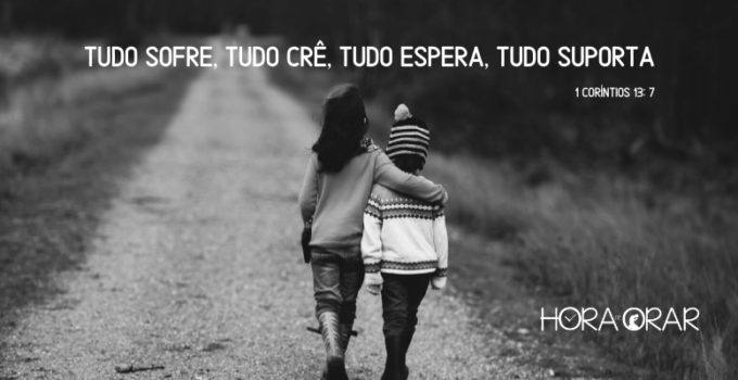 Duas crianças caminham abraçadas por uma estrada. 1 Coríntios 13: 7