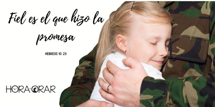 Una niña en los brazos de su papá soldado. Hebreos 10: 23