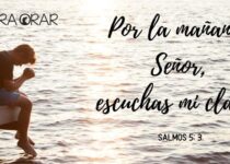 Un hombre ora cerca al mar. Salmos 5: 3