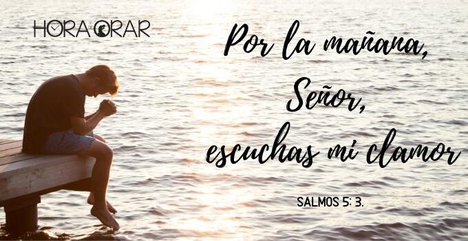 Un hombre ora cerca al mar. Salmos 5: 3