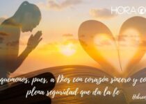 Mujer orando y Biblia en forma de corazón. Hebreos 10:22