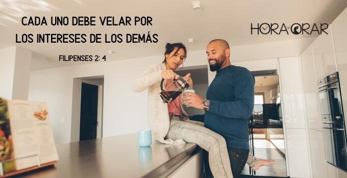 Pareja toma café en armonía. Filipenses 2: 4