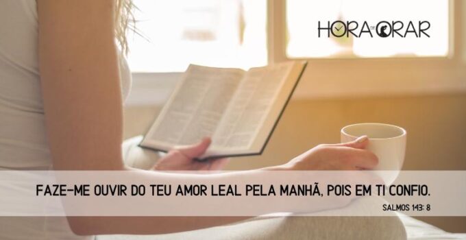 Mulher acorda, lê a Bíblia e toma café.. Salmos 143: 8