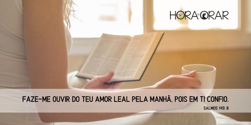 Mulher acorda, lê a Bíblia e toma café.. Salmos 143: 8