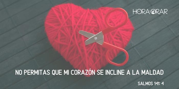 Un corazón de hilos de tejer con una tijera enclavada. Salmos 141:4