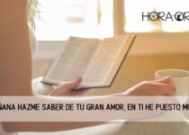 Mujer despierta, le la Biblia y toma café. Salmos 143: 8