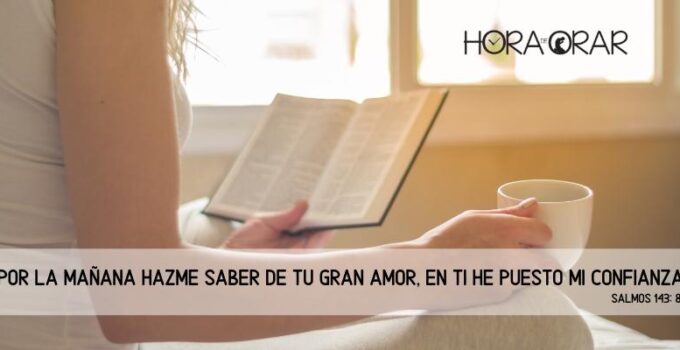 Mujer despierta, le la Biblia y toma café. Salmos 143: 8