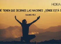 Hombre de brazos abiertos al cielo. Salmos 115: 2