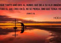 Un hombre arrodillado delante de la cruz. Juan 3: 16