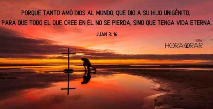 Un hombre arrodillado delante de la cruz. Juan 3: 16