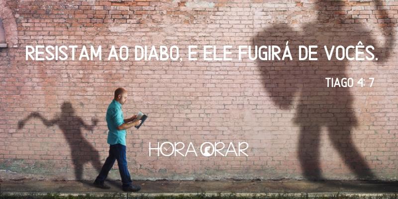 Um homem caminha lendo a palavra, sombras querem ataca-lo Tiago 4:7