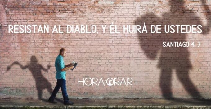 Un hombre camina leyendo la Biblia y sombras lo quieren atacar. Santiago 4:7