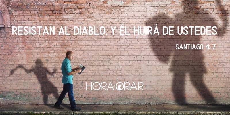 Un hombre camina leyendo la Biblia y sombras lo quieren atacar. Santiago 4:7