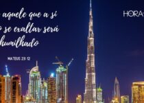 Edificio Burj Khalifa em Dubai, a noite. Mateus 23:12