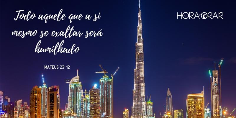 Edificio Burj Khalifa em Dubai, a noite. Mateus 23:12