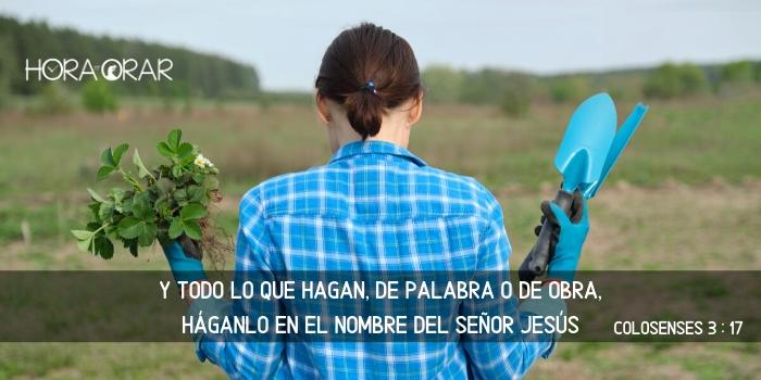 Mujer en el campo sembrando. Colosenses 3:17