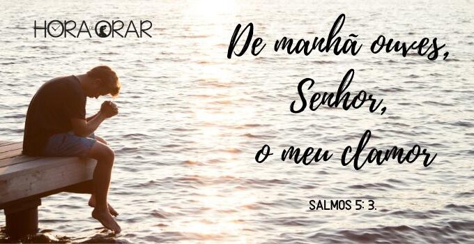 Homem sentado frente ao mar e orando. Salmos 5:3