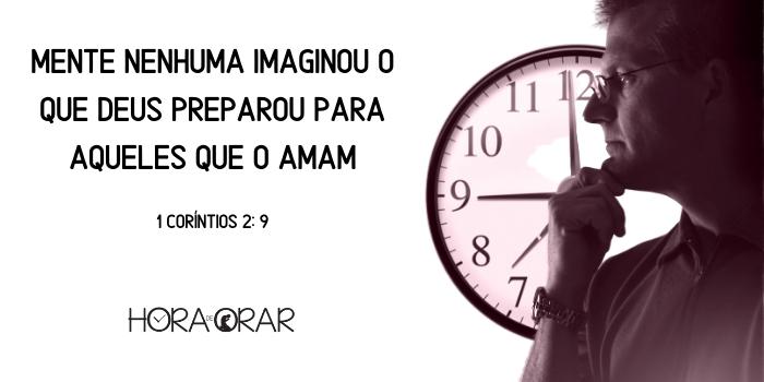 Homem pensando e ao fundo um relógio. 1 Coríntios 2:9