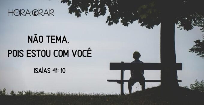 Menino sentado em um banco baixo uma árvore. Isaías 41:10
